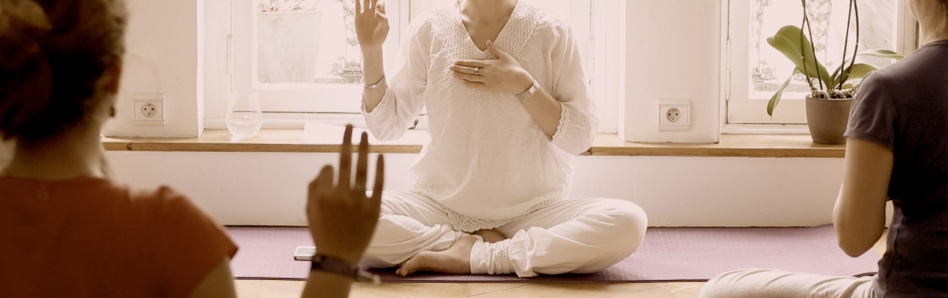 omkamala_kundalini_sepia Kamala Kundalini Yoga mains coeur